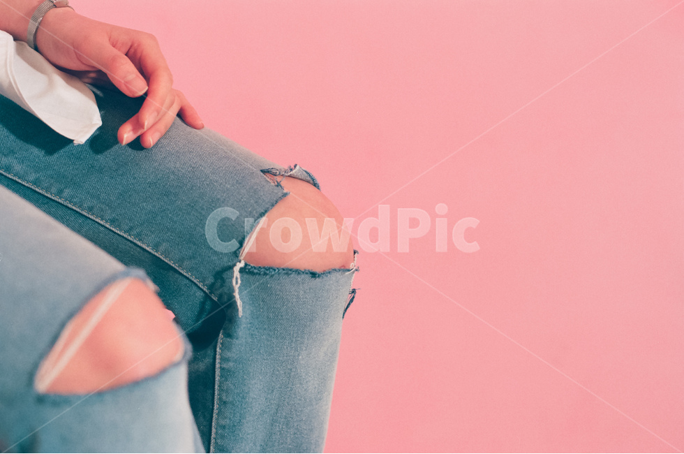 신체,손,무릎,청바지,hand,핑크,분홍,pink,jeans,감성,필름사진,사람,인물,인간,human,person,신체일부,몸,body,패션스타일,의상,fashion,style,감성,sensible,feeling,색깔,색상,색채,색감,color sense,color sensitivity,feeling of color