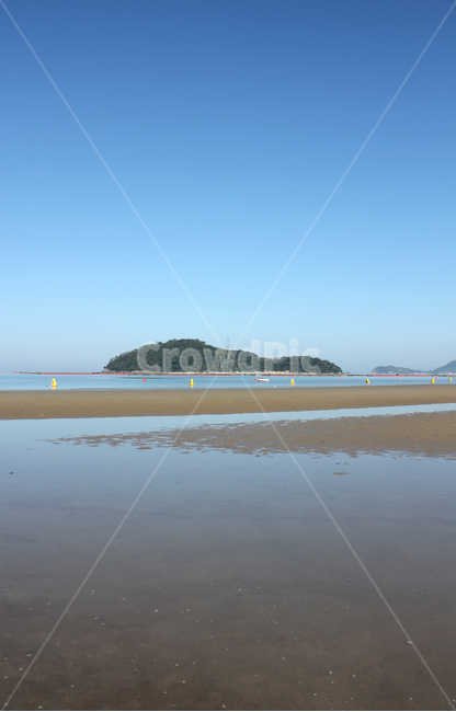 바다,하늘,맑은하늘,파란하늘,파랑하늘,블루,파랑,파란색,섬,산,바닷가,흙,진흙,갯벌,모래,모래사장,물,갈색,브라운,어촌,바닷물,해변,해안가,해수욕장,해변가,자연,남해,남해바다,대한민국,한국
