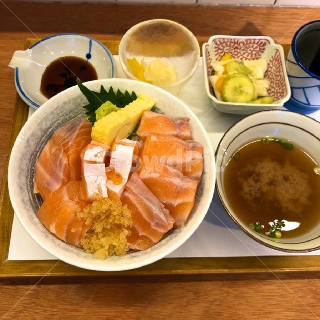 연어덮밥,연어,요리,음식,덮밥,식사,간장,된장국,날치알,dish,meal,food,salmon