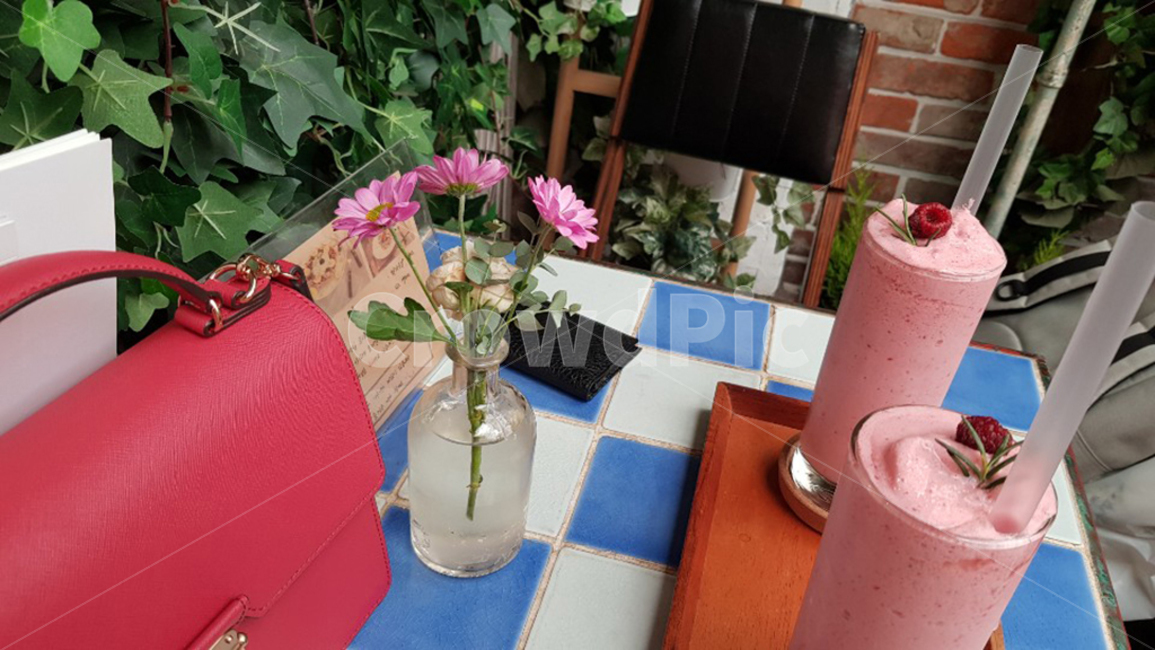 화병,음료,pink,drink,table,vase,flower,leaf,cafe