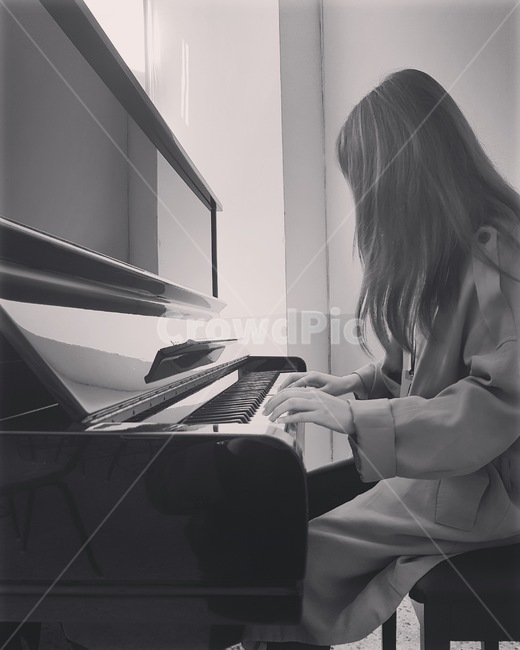 흑백사진,흑백,피아노,피아니스트,어느날오후,감성,사람,인물,인간,human,person,여성,여자,woman,female,lady,흑백,모노톤,monochrome,black and white