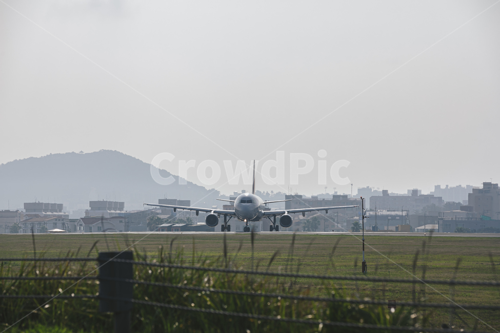 airport,공항,airfield,비행장,transportation,교통,aircraft,항공기,vehicle,airplane,비행기,이륙,활주,활주로,교통,교통수단,traffic,transportation