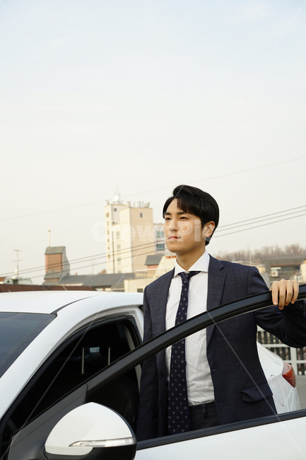 운전,차,차량,자동차,남자,남성,사람,직장인,출근,피곤,운전자,주차장,여유,정장,사람,인물,인간,human,person,남성,남자,man,male,교통,교통수단,traffic,transportation,비즈니스,사업,business,service,work