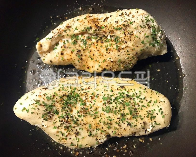 닭가슴살,닭가슴살구이,가슴살구이,닭구이,닭고기,구이,밑간,파슬리,후추,소금,닭요리,닭,다이어트,구운닭고기,구운닭,치킨,구운닭가슴살,칼로리,음식,요리,식사,식재료,meal,cook,food,dish,후라이팬