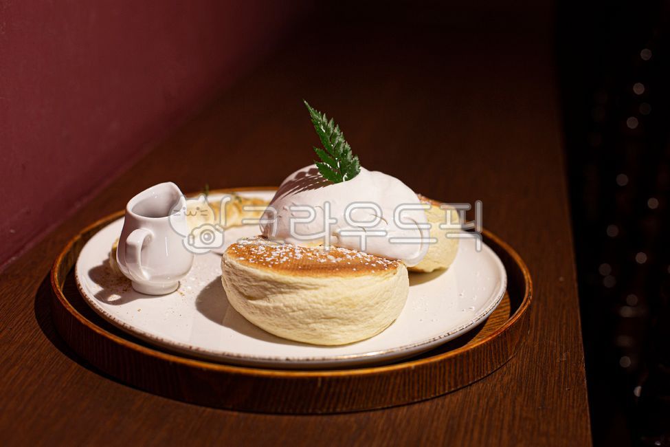 팬케이크,수플레,디저트,빵,베이커리,케이크,핫케이크,핫케익,음식,카페,시럽,생크림,크림,접시,음식,식재료,요리,food,cook,meal,dishes,food reserves,디저트,간식,후식,dessert,snack