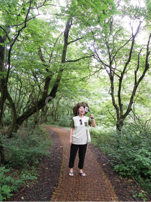 숲,여자,나무,셀카,산책,쪼리,셀카봉,밀짚모자,사려니,숲길,사람,인물,인간,human,person,여성,여자,woman,female,lady