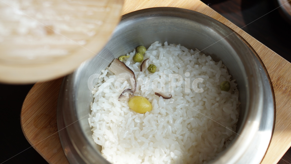 food,음식,rice,쌀,돌솥밥,돌솥비빔밥,흰쌀밥,돌솥,누룽지,은행밥,따뜻한밥,한끼,밥한끼,한끼식사,건강한식사,건강음식