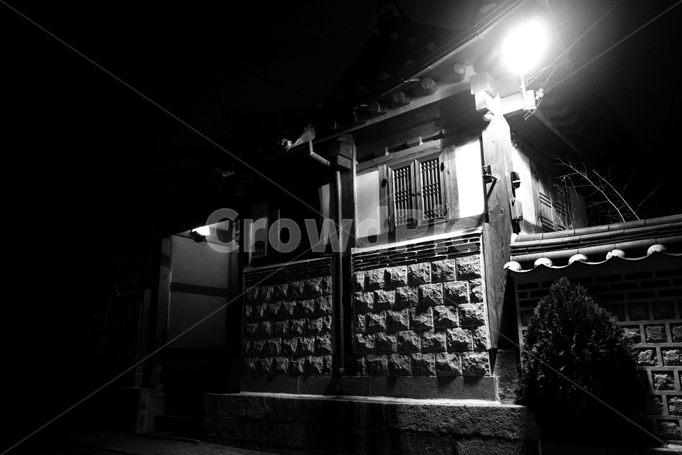 한옥,가로등,모노톤,흑백사진,기와,건축물,한국전통,전통가옥,집,tradition,monotone,night,bw,house,brick,light,감성,복고,골목,돌벽,나무기둥,창문,문창살,한지,늦은밤,앤티크,고전,건물외관,디자인,전통건물,구조,배경,야경,밤,풍경,nightscape,night,landscape,한국전통,한국문화,korean traditional,korean culture,흑백,모노톤,monochrome,black and white,건축물,건물외관,exterior,building,structure,architecture,construction