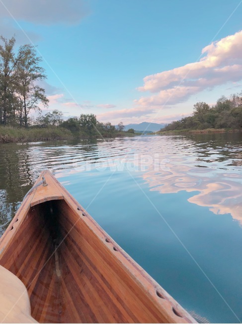 water,물,카누,canoe,rowboat,노젓는배,보트,boat,하늘,구름,sky