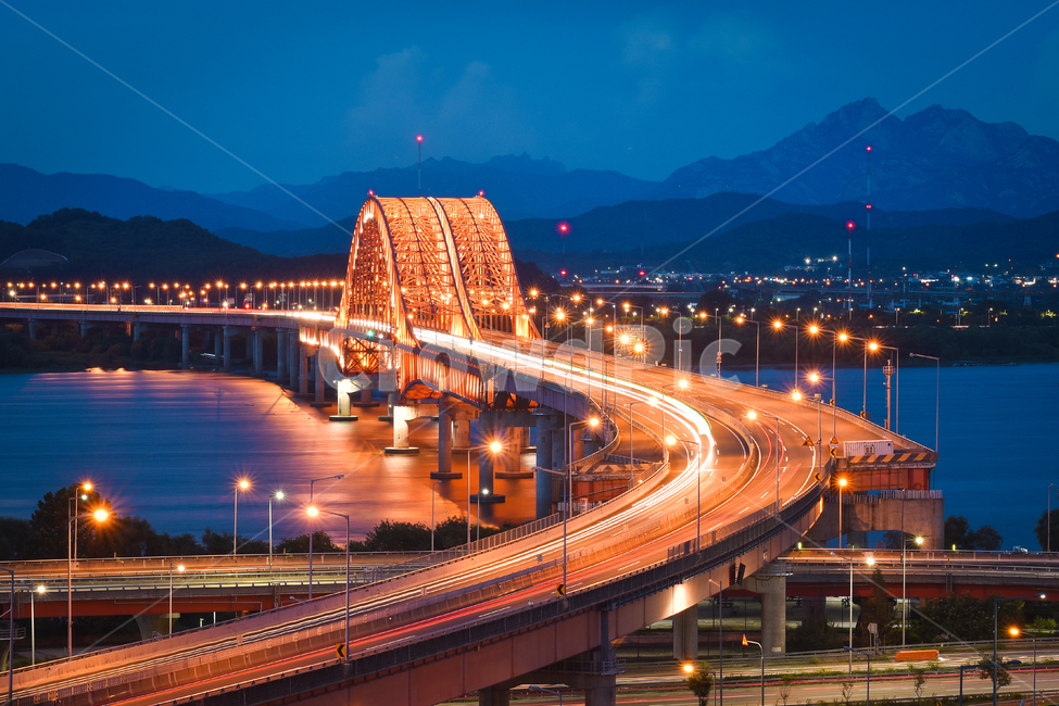 night view,city,nightview,Han River,Seoul,road,headlight,traffic,architecture,Han River Bridge,night,downtown,lighting,Banghwa Bridge,trajectory,seoul,street light,night view photography,civil engineering,river water,bridge,river