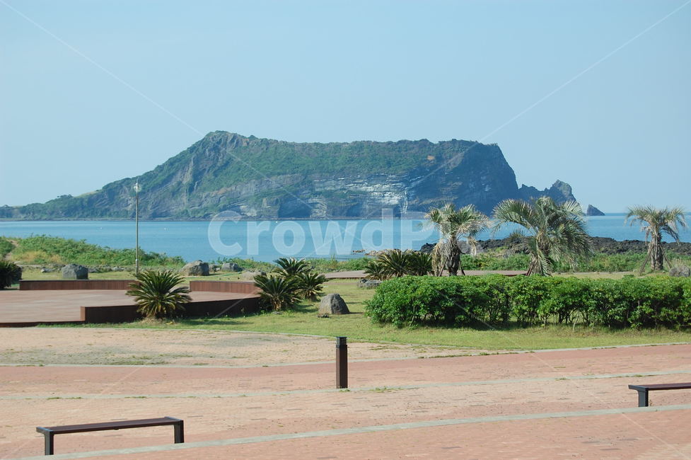 성산일출봉,제주도,seongsanilchulbong,jeju,island,자연,풍경,nature,landscape,한국자연풍경,한국자연경관,korea nature landscape,제주도,jeju,jeju island,land,땅,outdoors,옥외,water,물,shoreline,해안선,sea,바다,ocean,대양