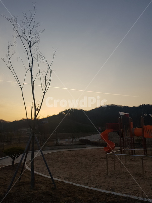 놀이터,해질녘,하늘,감성,비행운,겨울,playground,운동장,playarea,놀이공간