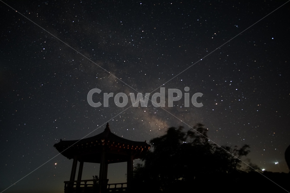 은하수,밤하늘,별,정자,천체,나무,하늘,야경,전통,산,건축,milkyway,architecture,star,sky,midnight,nightsky,천체관측,관측대,전망대,여름밤,자연,야경,밤,풍경,nightscape,night,landscape,한국전통,한국문화,korean traditional,korean culture,건축물,건물외관,exterior,building,structure,architecture,construction,nature,outdoors,옥외
