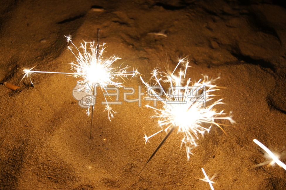 스파클러,스파클라,휴가,vacation,holiday,firewoke,sparklers,sand,sea,beach,바닷가,폭죽,바다,여름,행복