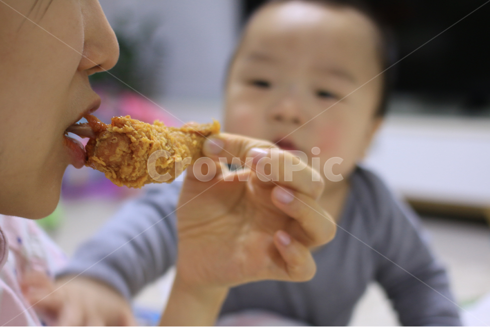 치킨,아기,가족,닭다리,야식,애기,아이,입,손,음식,배고픈,부러운,먹고싶은,맛있는,치느님,귀여운,닭,후라이드,후라이드치킨,1살,1살아기,얼굴,신체,가정,라이프스타일,간식,집,먹을것,사람,인물,인간,human,person,가족,패밀리,family,어린이,어린아이,child,children,kid,음식,식재료,요리,food,cook,meal,dishes,food reserves