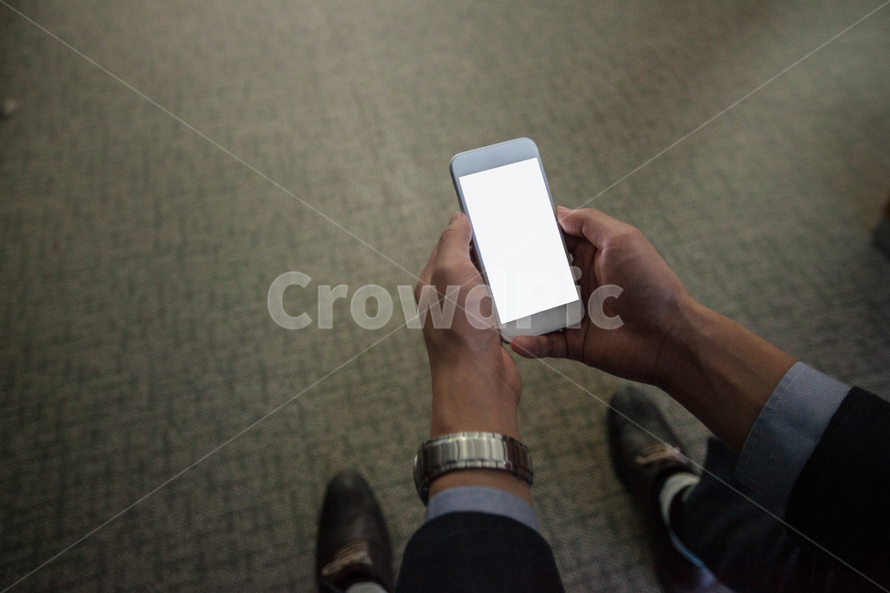 person,사람,human,인간,phone,전화,electronics,전자제품,mobilephone,cellphone,휴대전화,스마트폰,손,smartphone,실내