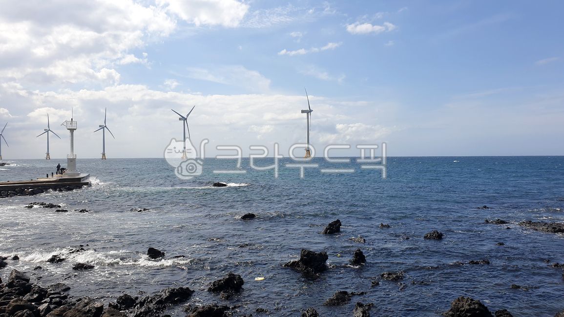 푸른바다,파란바다,바다하늘,하늘바다,바다갯바위,파도,sea,제주도바다,제주바다,promontory,곶,engine,엔진,machine,기계,motor,모터,풍력발전기,풍력발전소