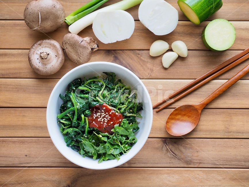 비빔밥,나물,나물비빔밥,야채비빔밥,채소비빔밥,한국음식,야채,채소,봄나물,고추장,숟가락,버섯,양파,호박,마늘,파,식품,한식,한국문화,음식,한국,배경,음식문화,웰빙,문화,아시아,아시아음식,전통,젓가락,음식,식재료,요리,food,cook,meal,dishes,food reserves,채소,야채,vegetables,한식,한국음식,한국요리,korean food,korean dishes,korean meal,korean cook
