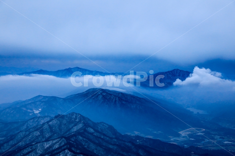 산,등산,운해,구름,새벽,아침,산행,mountain,mountains,climbing,clouds,cloud,tree,trees,산세,자연,차가운,시원한,자연,풍경,nature,landscape,한국자연풍경,한국자연경관,korea nature landscape,mountain range,산맥,outdoors,옥외,peak,피크