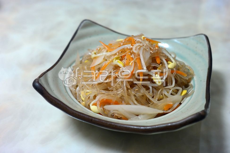 koreanculture,sidedish,noodle,plate,vegetable,bowl,glassnoodle,side dish,Korean food,tradition,cooking,koreanfood,Korean cuisine,traditionalkoreanfood,Korean,Korean culture,korean,Japchae,food,culture,Korean tradition