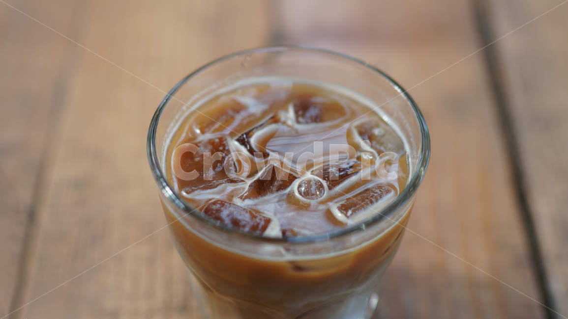 cafe,coffee,icecoffee,icelatte,latte,cafetable,카페,커피,아이스커피,아이스라떼,라떼,밀크커피,유리컵,카페테이블,얼음,ice,카페인,caffeine,커피,카페,coffee,cafe