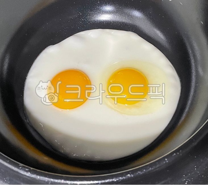 계란후라이,달걀후라이,써니사이드업,프라이,후라이,계란프라이,가마솥,신선한,아침식사,반숙,싱싱한,음식,요리,식사,식재료,계란,달걀,egg,cook,dish,food,meal