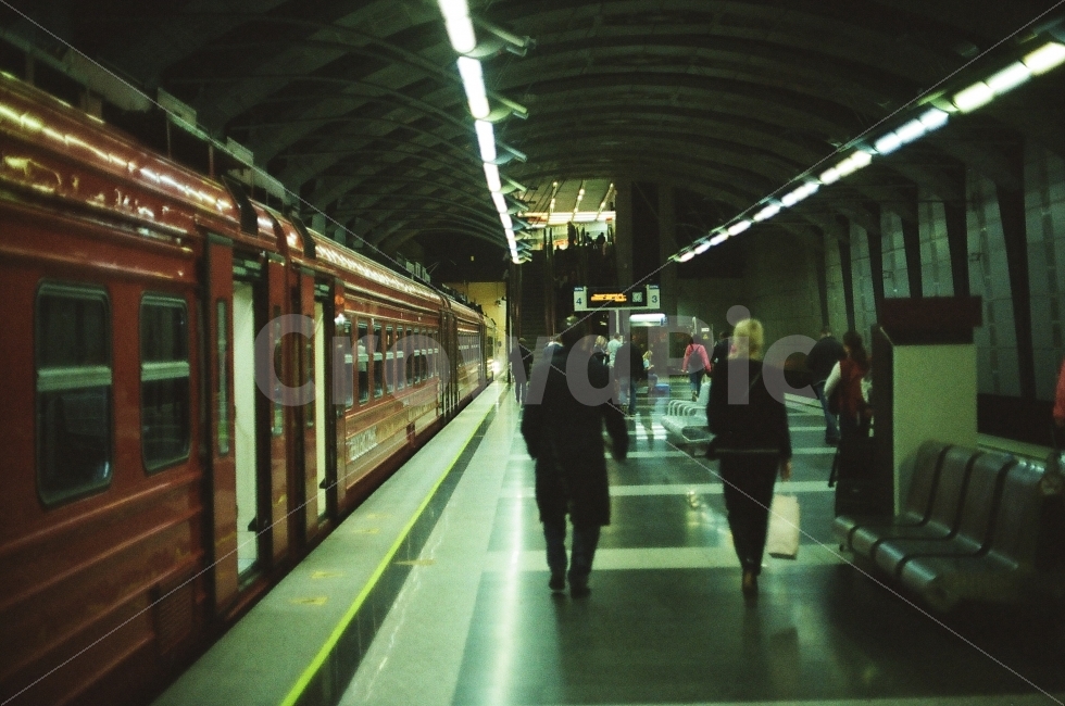 지하철,기차,역,필름사진,필름카메라,교통,교통수단,traffic,transportation,해외,외국,세계,foreign,oversea,world,사람,인물,인간,human,person,감성,sensible,feeling,train,train station,기차역,vehicle,차량