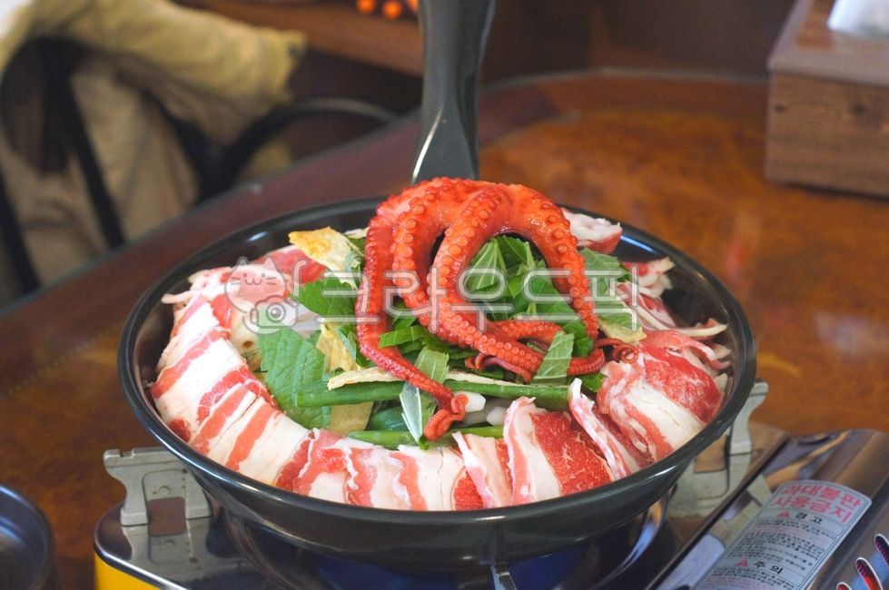 해물우삼겹떡볶이,spicyseafoodstew,해물우삼겹전골,통문어떡복이,wholeoctopus,octopusstew,해물떡볶이전골,해물전골,seafoodhotpot,octopushotpot,hotspicyseafoodstew,통문어,문어해물떡볶이,문어해물전골,tteokbokki,stirfriedricecake