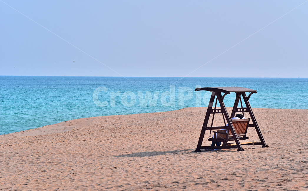 바닷가,모래사장,해수욕장,흔들의자,벤치,백사장,sea,바다,nature,자연,sand,모래,ocean,옥외,outdoors,물,water,배경,바탕,백그라운드