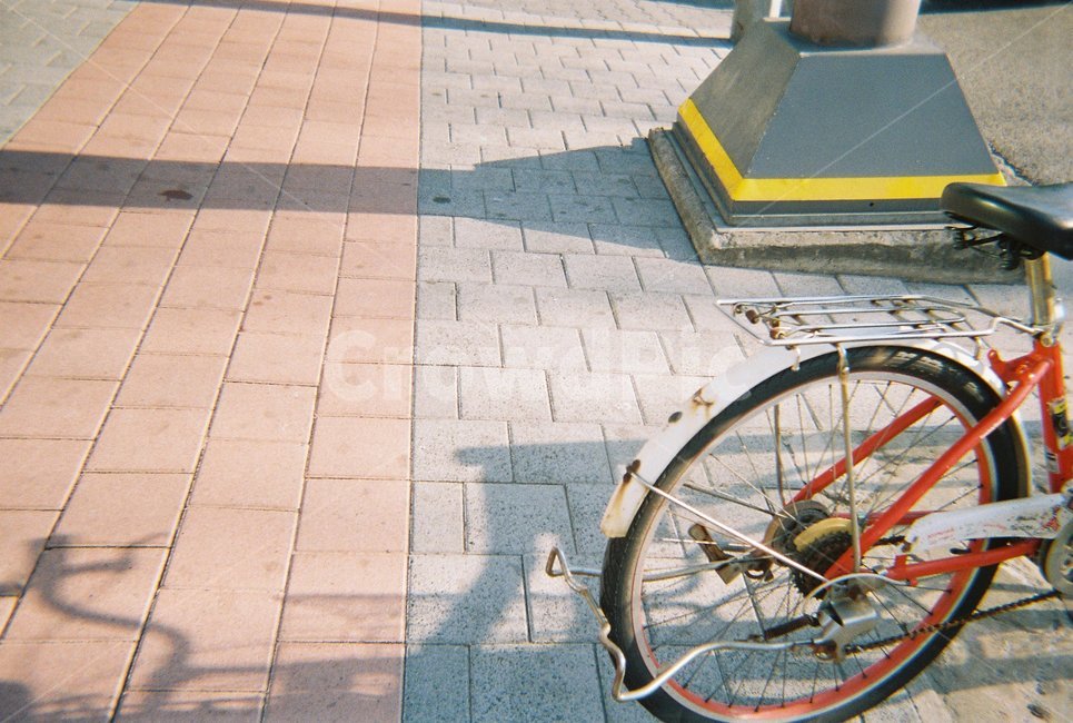 자전거,도로,인도,길거리,횡단보도,거리,보도블럭,그림자,필름카메라,bicycle,road,배경화면