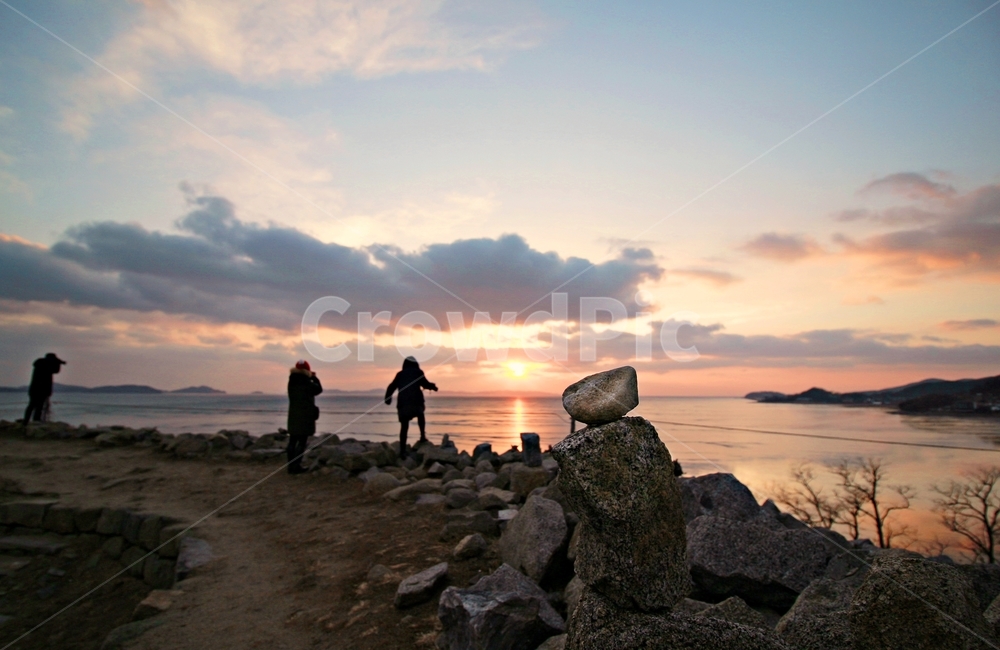 강화도,해변,바닷가,바다,일몰,빛내림,구름,하늘,풍경,landmark,landscape,감성,분위기,무드,섬,해질녘,노을,골든타임,sea,국내,사람,돌담,자연,풍경,nature,landscape,사람들,대중,군중,other people,crowd,outdoors,옥외