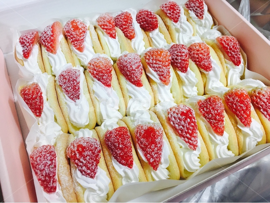 빵,딸기빵,딸기오믈렛,딸기크림빵,생크림빵