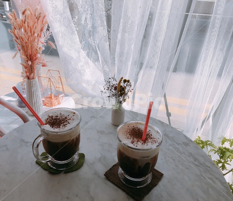 카페,커피,티타임,오후,동네카페,테이블,커튼