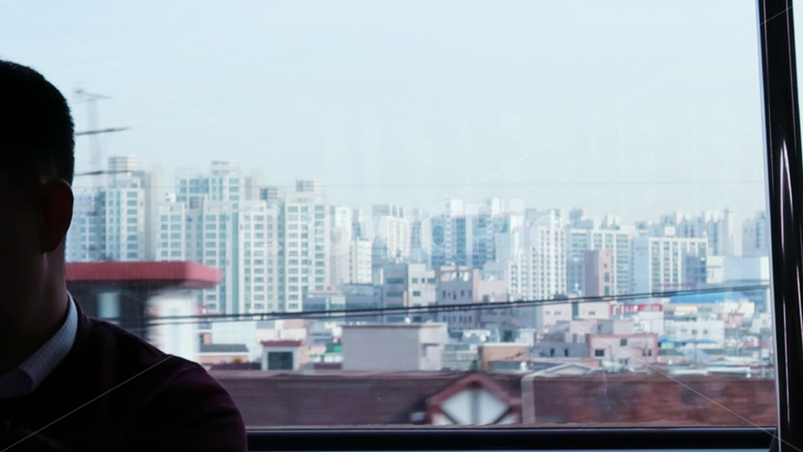 person,사람,human,인간,urban,어반,building,건물,city,시티,highrise,고층건물,town,도시,창문,지하철,지하철창문,창문밖