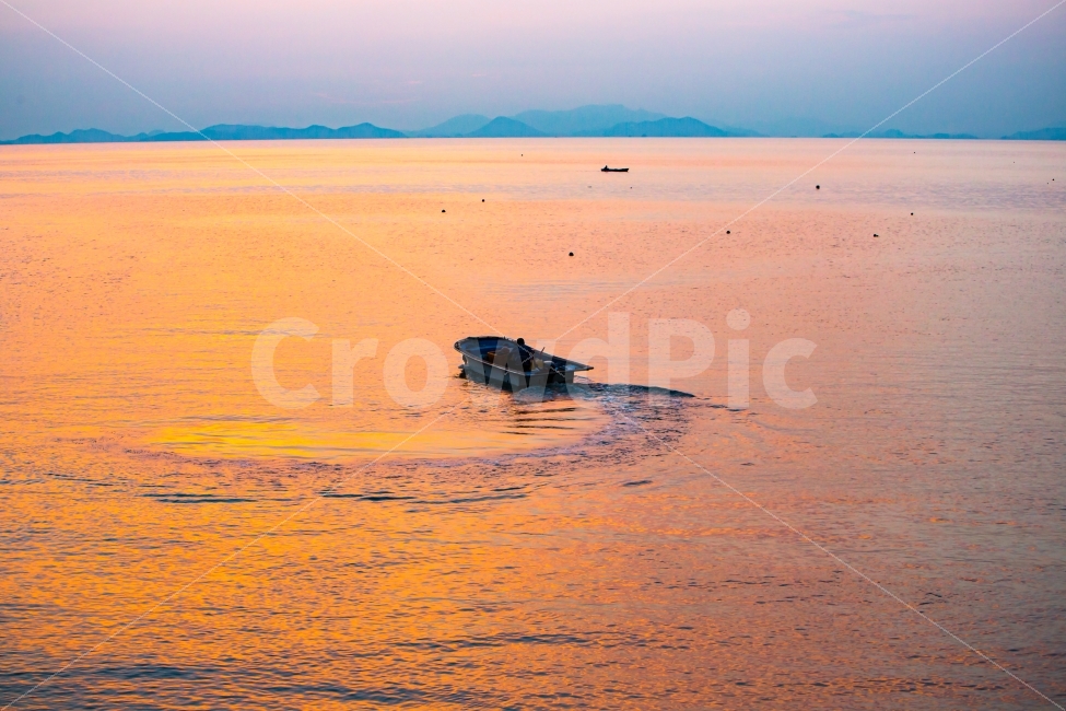일몰,석양,풍경,바닷가,어부,자연,풍경,nature,landscape,한국자연풍경,한국자연경관,korea nature landscape,산업,industry,industrial,어업,fishery,fishing industry,교통,교통수단,traffic,transportation,outdoors,옥외,boat,보트,vehicle,차량