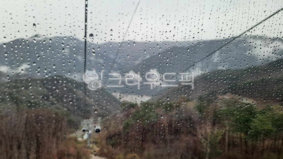 비오늘날,창문,케이블카,비오는날구름,산