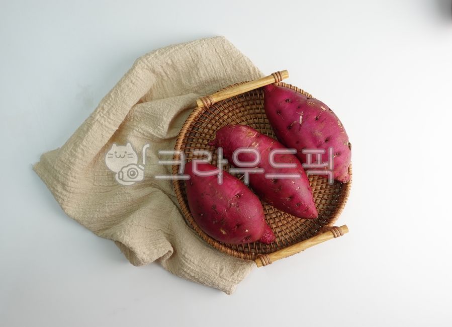 sweet potato,Sweet Potato Directed Photo,large sweet potato,Red potato,Washed Sweet Potato,red sweet potato,Sweet potato directing cut,9yearold crop,Three sweet potatoes,sweetpotato