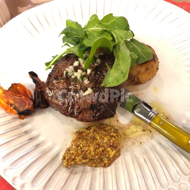 스테이크,홀그레이,칼,접시,토마토,고기,소고기,감자,통감자,씨겨자,음식,맛있다