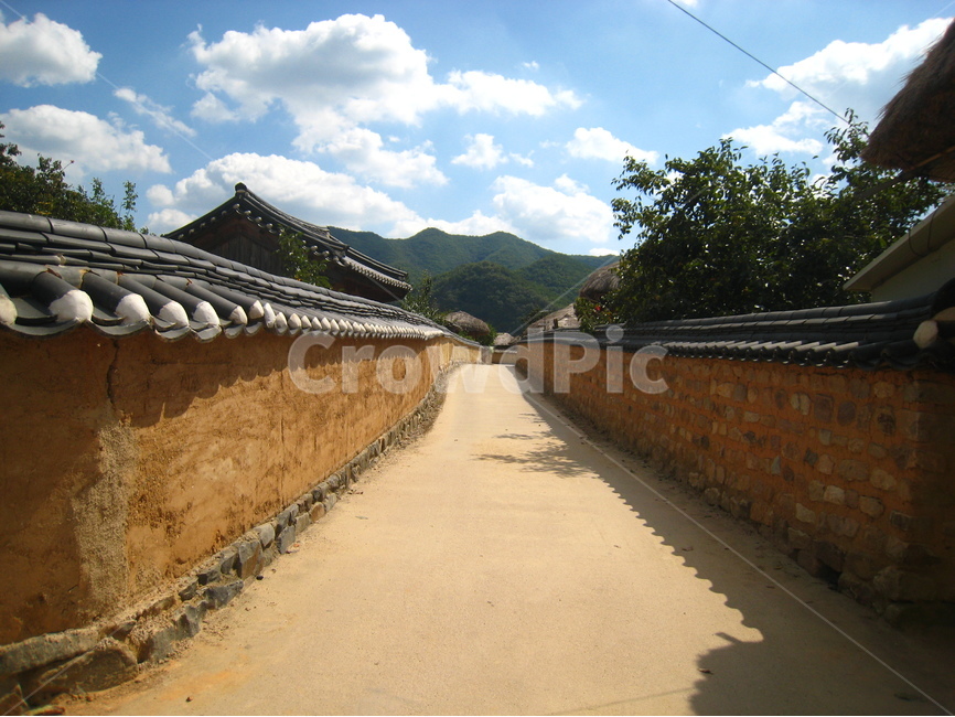 경북,안동,하회마을,골목,길,담장,파란하늘,구름,전통,기와,wall,road,tradition,blue,sky,골목길,alley,한국전통,한국문화,korean traditional,korean culture,건축물,건물외관,exterior,building,structure,architecture,construction