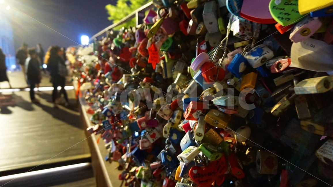 열쇠,서울,남산타워,남산,N타워,좌물쇠,사랑,추억,key,seoul,tower,love,memory,랜드마크,landmark,tourist attraction,연인,커플,사랑,lover,couple,사물,물건,오브젝트,thing,object,matter