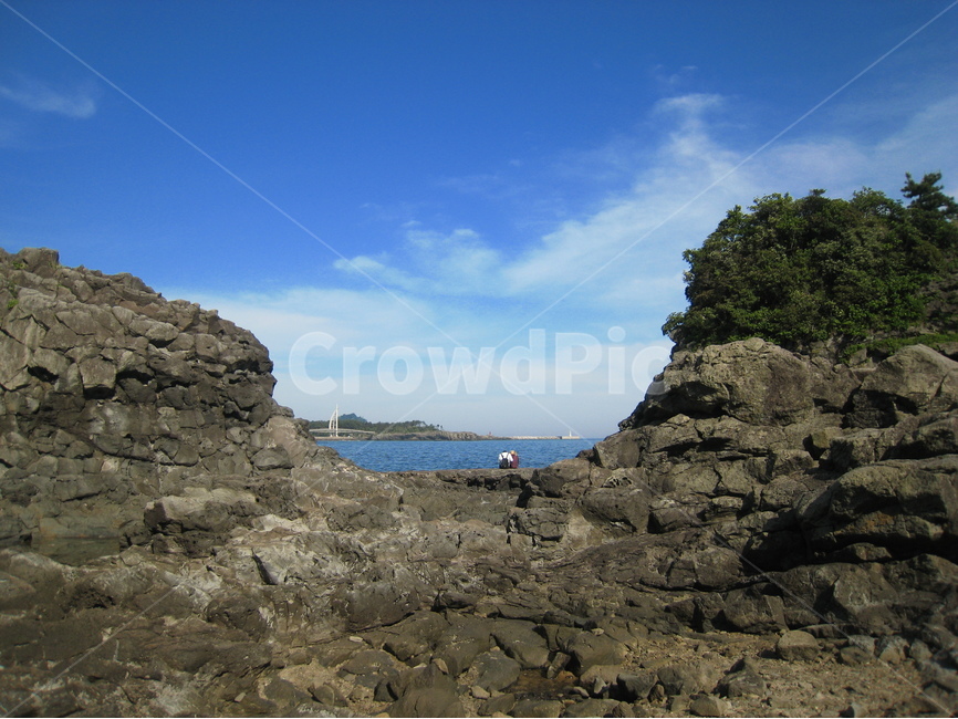 제주도,바다,나무,돌,하늘,구름,jejuisland,sea,tree,stone,rock,sky,cloud,연인,couple,풍경,scenery,landscape,자연,풍경,nature,landscape,제주도,jeju,jeju island,promontory,곶,water,물,shoreline,해안선,outdoors,옥외,ocean,대양,cliff,낭떠러지