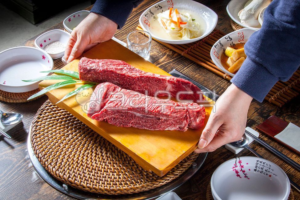 tray,wooden plate,Grilled beef,meat dishes,butchery,Tosi Sal,marbling,Meat restaurant,Rattan,Korean beef sashimi,Korean beef part,beef,Korean beef beef stew meat,Dining together,Korean beef restaurant,Six sashimi,Domestic beef meat,bamboo stand,plate hold