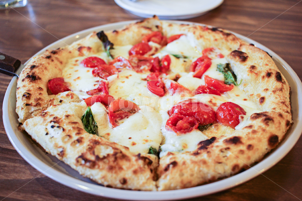피자,pizza,음식,food,치즈,cheese,도우,dough,식사,dinner,lunch,italian,이탈리안,토마토,tomato,baked,오븐,oven,화덕,homemade,수제,Italy,slice,meat,hot,gourmet,cuisine,basil,olives,delicious,fast,mozzarella,tasty,crust,meal,sauce,snack,Italian,closeup,fresh,wooden,table,음식,식재료,요리,food,cook,meal,dishes,food reserves,양식,서양음식,서양요리,western food,western dishes,western meal,western cook