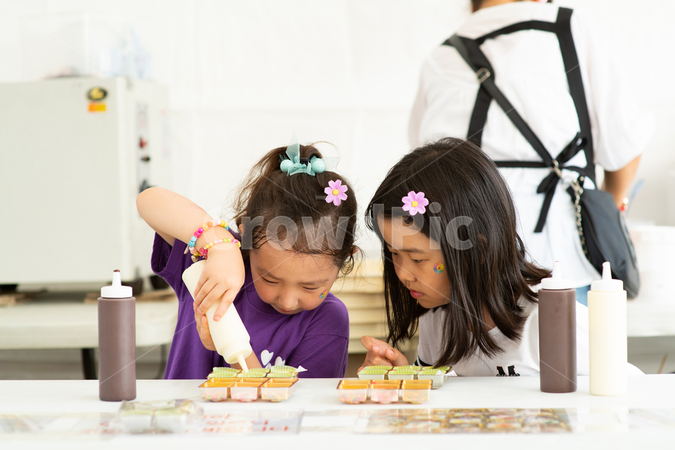 체험학습,아이,집중,만들기,과자만들기,person,사람,human,인간,어린이,어린아이,child,children,kid,교육,학교,공부,education,learning,study,school