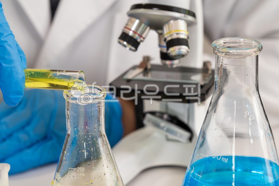 현미경,파란색,사용,과학자,장갑,손,미생물,미생물학,실험실,실험,연구소,삼각플라스크,플라스크,랩,기술,과학,교육,연구,연구원,장비,기기,생명공학,화학,분석,도구,남성,남자,클로즈업,약품,의약,연구실,의료,컨셉,개념