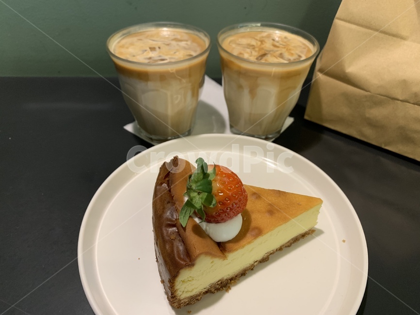 케잌,커피,플랫화이트,카페,디저트,초록,감성,음식,식재료,요리,food,cook,meal,dishes,food reserves,빵,bread,디저트,간식,후식,dessert,snack,커피,카페,coffee,cafe