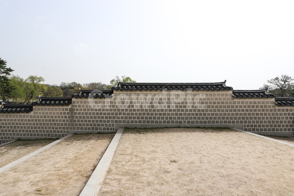 경복궁,문화재,서울,건축,궁전,지붕,기와,돌담,돌기둥,고건축,종로구,한국,기둥,흙길,나무,하늘,야외,담장,담,벽돌담,산책,한국전통,한국문화,korean traditional,korean culture,건축물,건물외관,exterior,building,structure,architecture,construction
