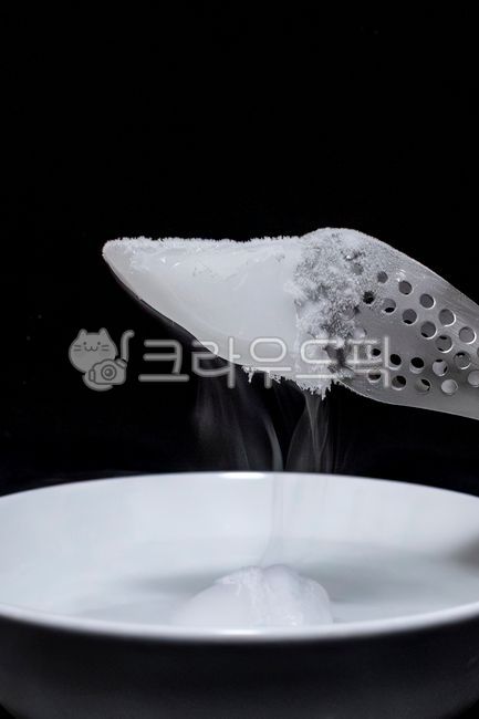 dry ice,lump,tongs,plate,cold,white smoke,cooling,cooling,carbon dioxide,gas,solid,moisture,water vapor,sublimation,frozen food,moist,moisture,cloudy,close up,dryice