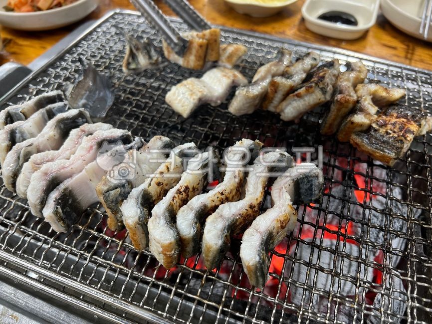 장어,장어구이,장어요리,구운장어,생선,생선구이,생선요리,소금구이,장어소금구이,양념구이,장어양념구이,양념장어구이,외식,음식,요리,집게,숯불구이