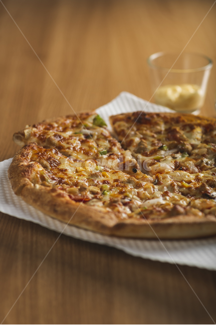 피자,피자한판,한판피자,치즈,콤비네이션피자,콤비네이션,pizza,나무테이블,combination,음식,식재료,요리,food,cook,meal,dishes,food reserves,양식,서양음식,서양요리,western food,western dishes,western meal,western cook